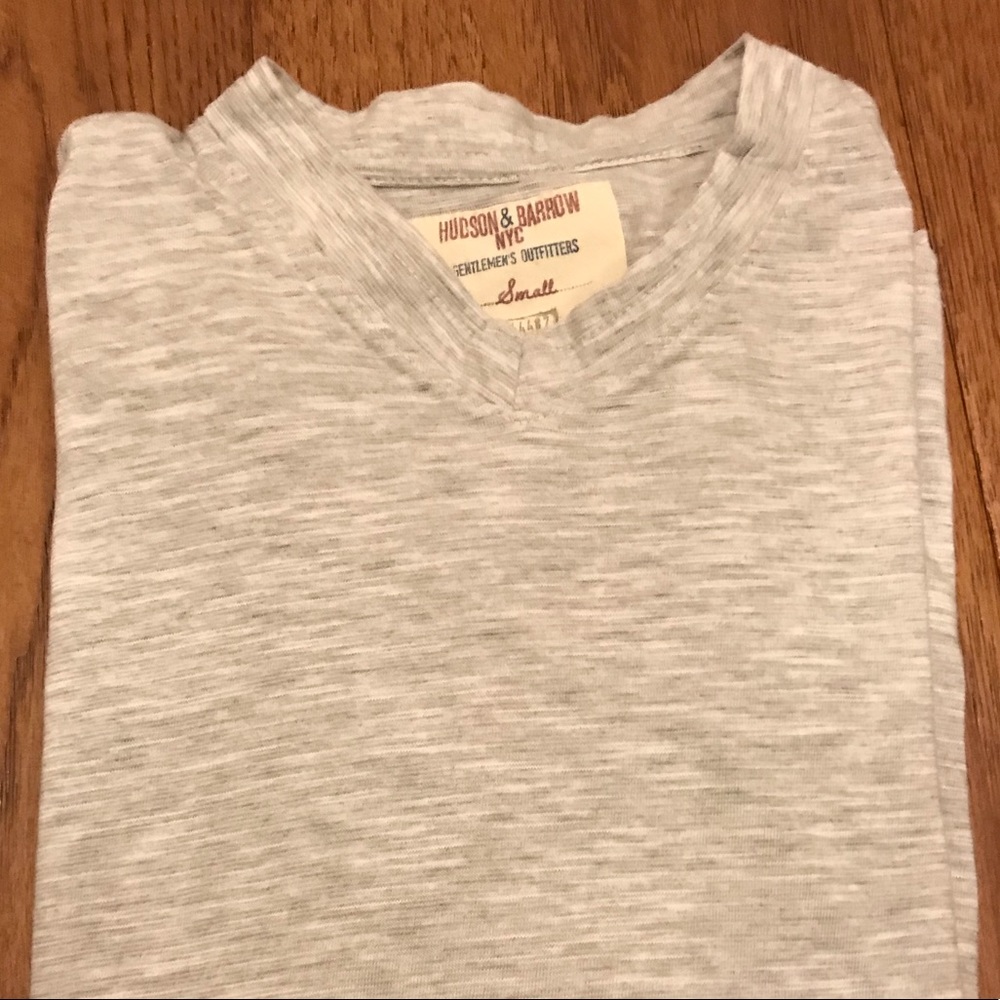 Men’s vneck tee